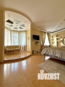 Коттедж 293м², 3-этажный, участок 6 сот.